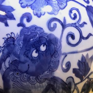 Een Chinese blauwwitte vaas met boeddhistische leeuwen en pioenen, Ming, Wanli — foto 28