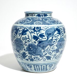 Een Chinese blauwwitte vaas met boeddhistische leeuwen en pioenen, Ming, Wanli — foto 4