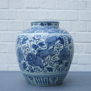 Een Chinese blauwwitte vaas met boeddhistische leeuwen en pioenen, Ming, Wanli — foto 8
