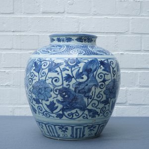 Een Chinese blauwwitte vaas met boeddhistische leeuwen en pioenen, Ming, Wanli — foto 10