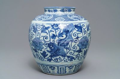 Een Chinese blauwwitte vaas met boeddhistische leeuwen en pioenslingers, Wanli