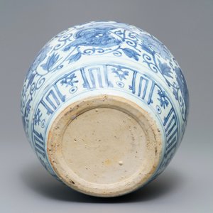 Een Chinese blauwwitte vaas met boeddhistische leeuwen en pioenslingers, Wanli — foto 6