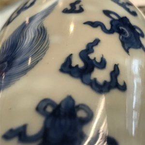 Een Chinese blauwwitte vaas met een qilin, Kangxi — foto 15