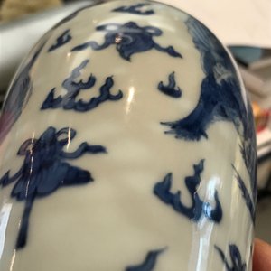 Een Chinese blauwwitte vaas met een qilin, Kangxi — foto 17