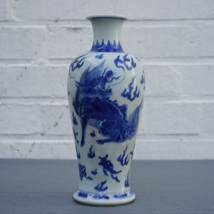Een Chinese blauwwitte vaas met een qilin, Kangxi — foto 7