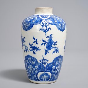 Een Chinese blauwwitte vaas met floraal decor, 18/19e eeuw — foto 2