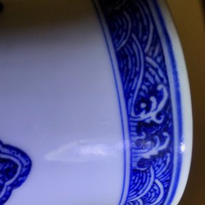 Een Chinese blauwwitte vaas met floraal decor, Qianlong merk, 19/20e eeuw — foto 12