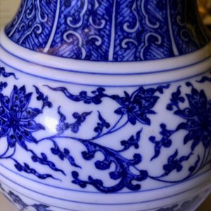 Een Chinese blauwwitte vaas met floraal decor, Qianlong merk, 19/20e eeuw — foto 20