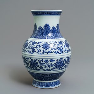 Een Chinese blauwwitte vaas met floraal decor, Qianlong merk, 19/20e eeuw — foto 2