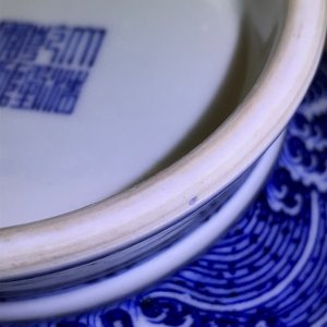 Een Chinese blauwwitte vaas met floraal decor, Qianlong merk, 19/20e eeuw — foto 25