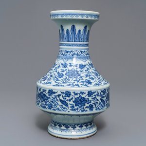 Een Chinese blauwwitte vaas met florale slingers, Qianlong — foto 3