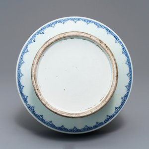 Een Chinese blauwwitte vaas met florale slingers, Qianlong — foto 5