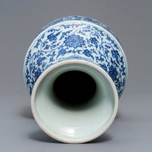 Een Chinese blauwwitte vaas met florale slingers, Qianlong — foto 6