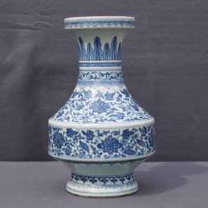 Een Chinese blauwwitte vaas met florale slingers, Qianlong — foto 8