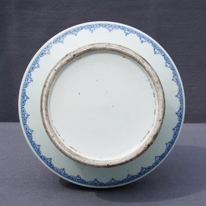 Een Chinese blauwwitte vaas met florale slingers, Qianlong — foto 9