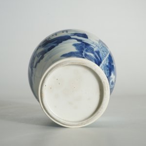 Een Chinese blauwwitte vaas met landschapspanelen, Kangxi — foto 12