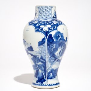 Een Chinese blauwwitte vaas met landschapspanelen, Kangxi — foto 2