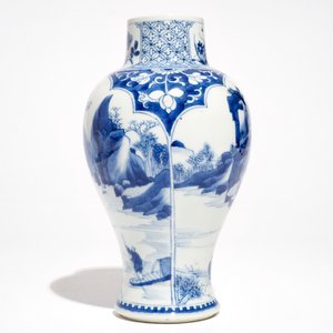 Een Chinese blauwwitte vaas met landschapspanelen, Kangxi — foto 4