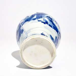 Een Chinese blauwwitte vaas met landschapspanelen, Kangxi — foto 5
