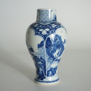 Een Chinese blauwwitte vaas met landschapspanelen, Kangxi — foto 8