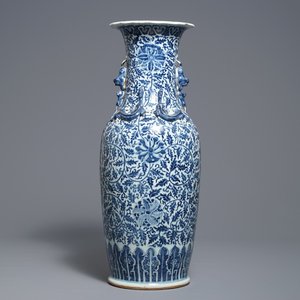 Een Chinese blauwwitte vaas met lotusslingers, 19e eeuw — foto 1