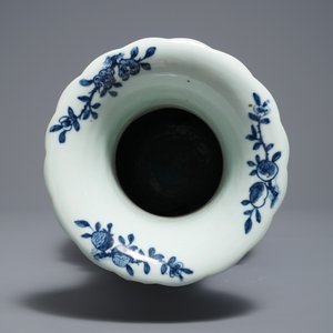 Een Chinese blauwwitte vaas met lotusslingers, 19e eeuw — foto 5