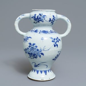 Een Chinese blauwwitte vaas met olifantenoren en floraal decor, Transitie periode — foto 1