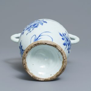 Een Chinese blauwwitte vaas met olifantenoren en floraal decor, Transitie periode — foto 6