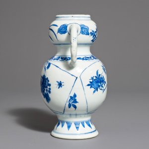 Een Chinese blauwwitte vaas met olifantenoren, Transitie periode — foto 2