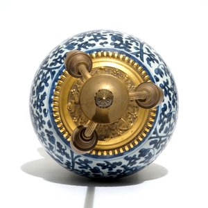 Een Chinese blauwwitte vaas met ormolumontuur gemonteerd als lamp, Kangxi — foto 6