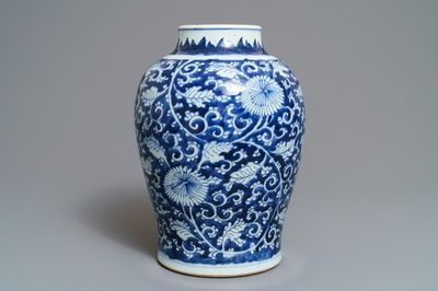 Een Chinese blauwwitte vaas met pioenslingers, Kangxi