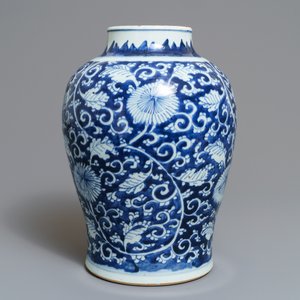 Een Chinese blauwwitte vaas met pioenslingers, Kangxi — foto 2