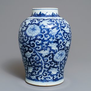 Een Chinese blauwwitte vaas met pioenslingers, Kangxi — foto 3