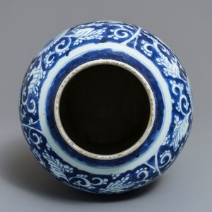 Een Chinese blauwwitte vaas met pioenslingers, Kangxi — foto 5