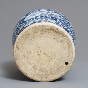 Een Chinese blauwwitte vaas met pioenslingers, Kangxi — foto 6
