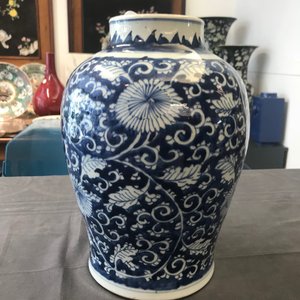 Een Chinese blauwwitte vaas met pioenslingers, Kangxi — foto 10
