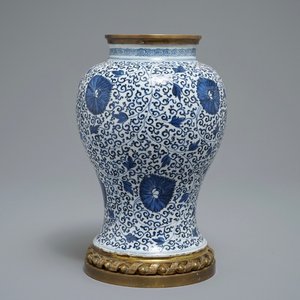 Een Chinese blauwwitte vaas met pioenslingers met montuur in verguld brons, Kangxi — foto 1