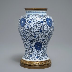 Een Chinese blauwwitte vaas met pioenslingers met montuur in verguld brons, Kangxi — foto 3