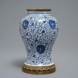 Een Chinese blauwwitte vaas met pioenslingers met montuur in verguld brons, Kangxi — foto 4