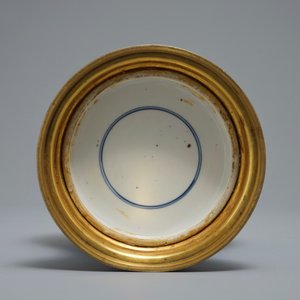 Een Chinese blauwwitte vaas met pioenslingers met montuur in verguld brons, Kangxi — foto 6