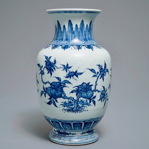 Een Chinese blauwwitte vaas met 'sanduo' decor, 19/20e eeuw — foto 1