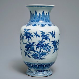 Een Chinese blauwwitte vaas met 'sanduo' decor, 19/20e eeuw — foto 2