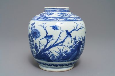 Een Chinese blauwwitte vaas met vogels en bloemen, Wanli