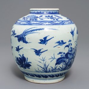 Een Chinese blauwwitte vaas met vogels en bloemen, Wanli — foto 3