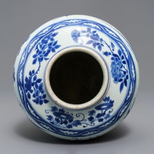 Een Chinese blauwwitte vaas met vogels en bloemen, Wanli — foto 5