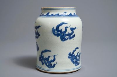 Een Chinese blauwwitte vaas met wolken en vlammende parels, Transitie periode