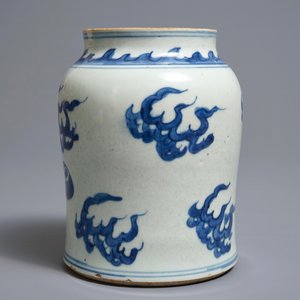 Een Chinese blauwwitte vaas met wolken en vlammende parels, Transitie periode — foto 1