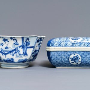 Een Chinese blauwwitte vierkante dekseldoos en een kom, Chenghua merk, Kangxi — foto 3