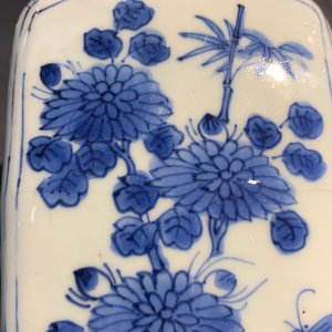 Een Chinese blauwwitte vierkante fles, Wanli, en een dekselvaas, Kangxi — foto 13