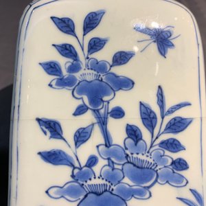 Een Chinese blauwwitte vierkante fles, Wanli, en een dekselvaas, Kangxi — foto 14